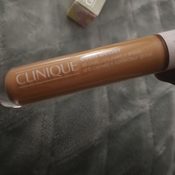 CLINIQUE Even Better all-over Concealer + Eraser - Picture 3 of 8